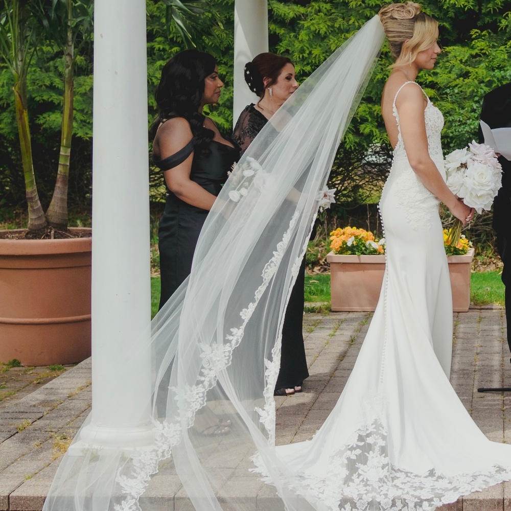 Wedding veil with lace and sparkle detail